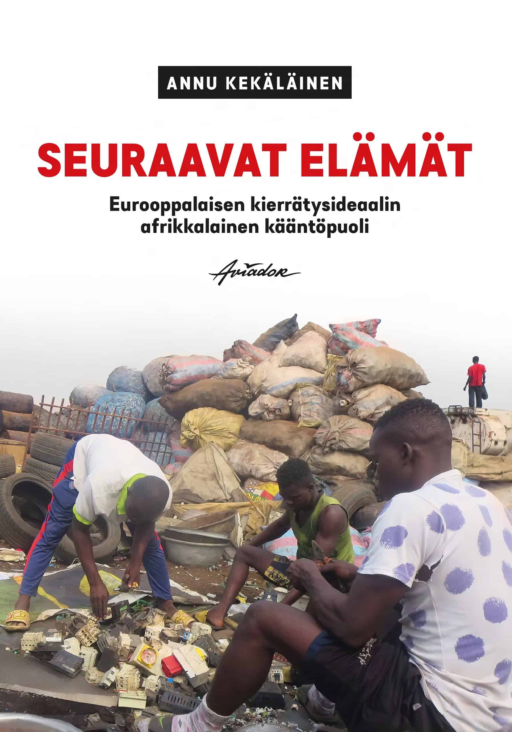 Seuraavat elämät -kirjan kannessa on valokuva kolmesta ghanalaismiehestä penkomassa kierrätysromua.