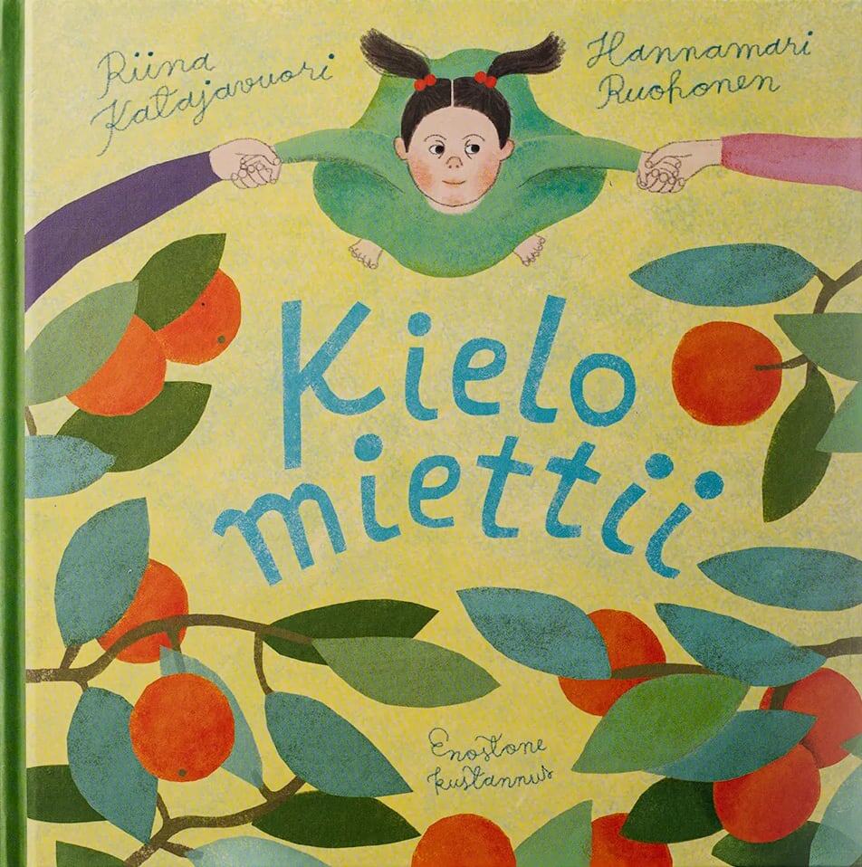 Kielo miettii -kirjan kannessa on omenapuun oksia, joissa on omenoita, ja niiden yllä Kielo, jota pidetään molemmin puolin käsistä. Kielo on kuvattu ylhäältä päin, ikään kuin puun oksien näkökulmasta, ja hän katselee ylös kohti lukijaa.