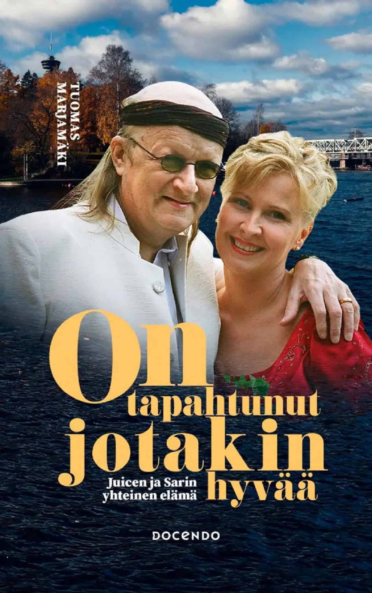 On tapahtunut jotakin hyvää -kirjan kannessa on kuva Juice ja Sari Leskisestä, taustallaan näkymä Tammerkosken yli Tampellasta länteen päin.