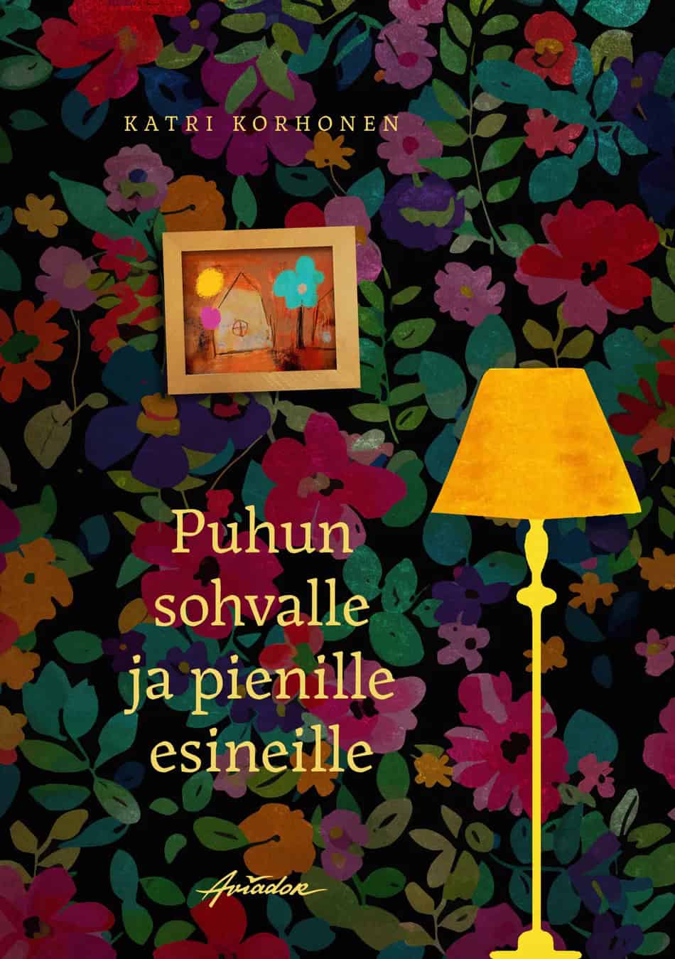 Puhun sohvalle ja pienille esineille -kirjan piirroskannessa on seinää, jossa on tummasävyistä ja värikästä kukkatapettia, keltainen jalkalamppu ja lapsen piirrokselta näyttävä kuva seinällä kehyksissä.