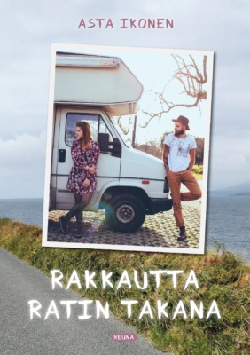 Rakkautta ratin takana -kirjan kannessa on rantamaisema, jonka päällä on valokuva asuntoauton nokasta, johon nojailee mies ja nainen.