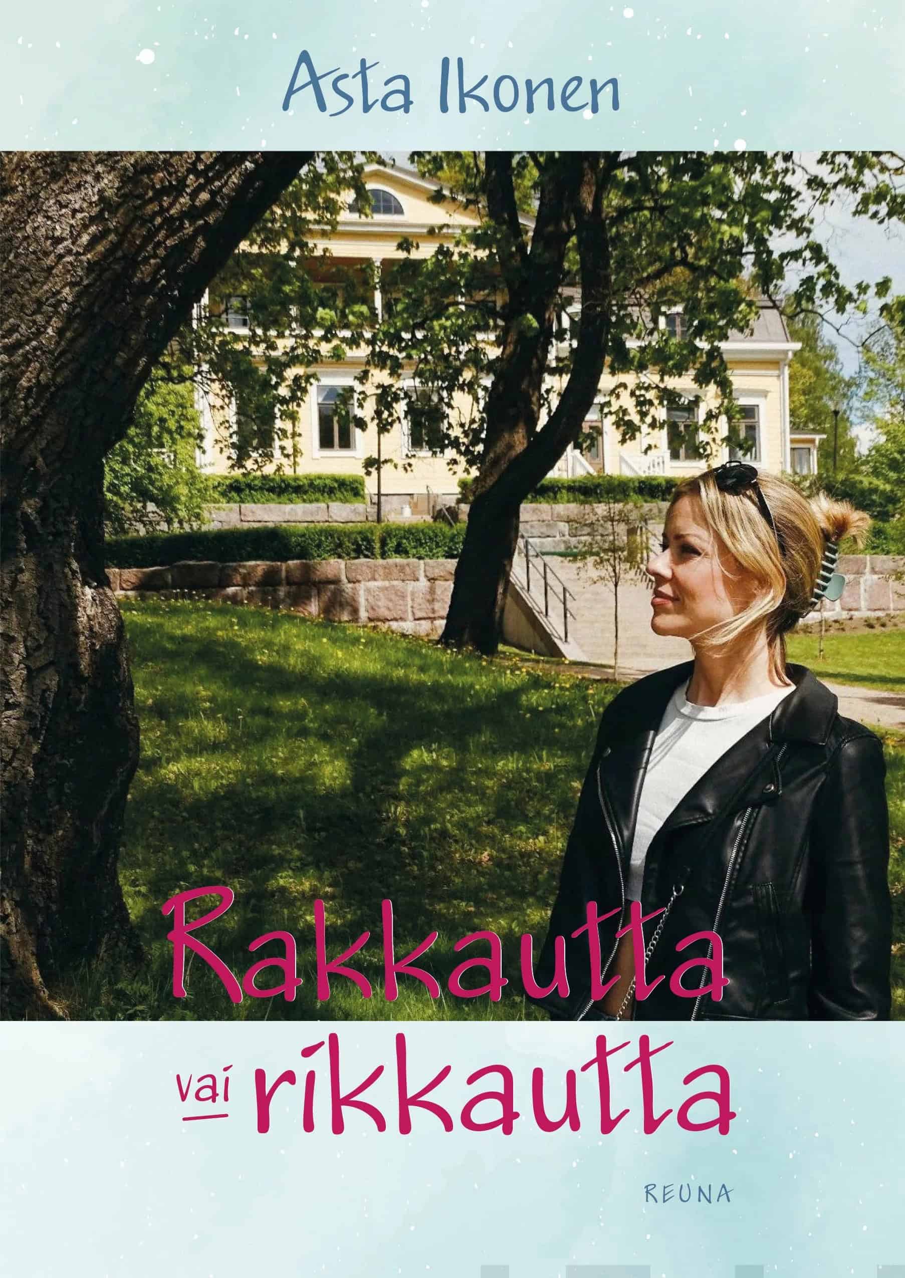 Rakkautta vai rikkautta -kirjan kannessa on mustaan nahkatakkiin pukeutunut nuori nainen ulkona puiden alla, taustalla näkyy iso kartanorakennus.