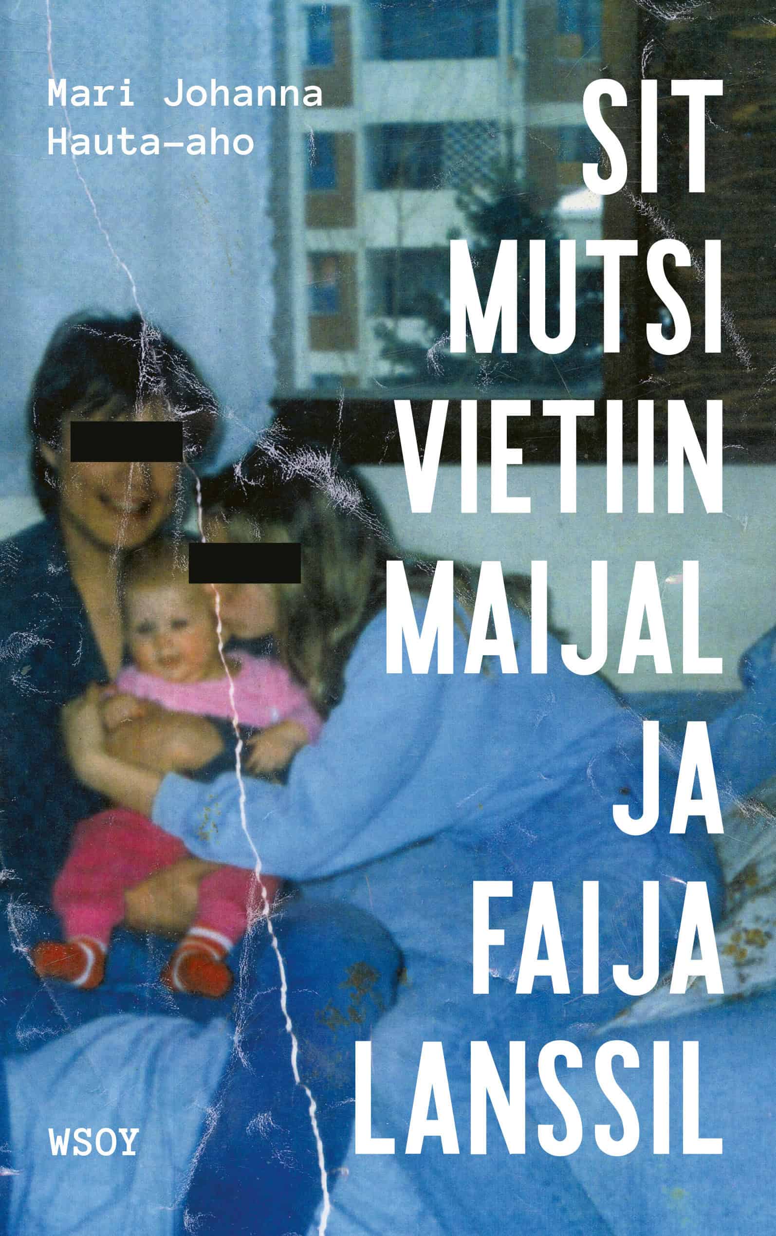 Sit mutsi vietiin maijal ja faija lanssil -kirjan kannessa on vanha ja nuhjuinen perhevalokuva, jossa isä ja äiti pitelevät pientä lasta. Vanhempien silmien edessä on mustat palkit.