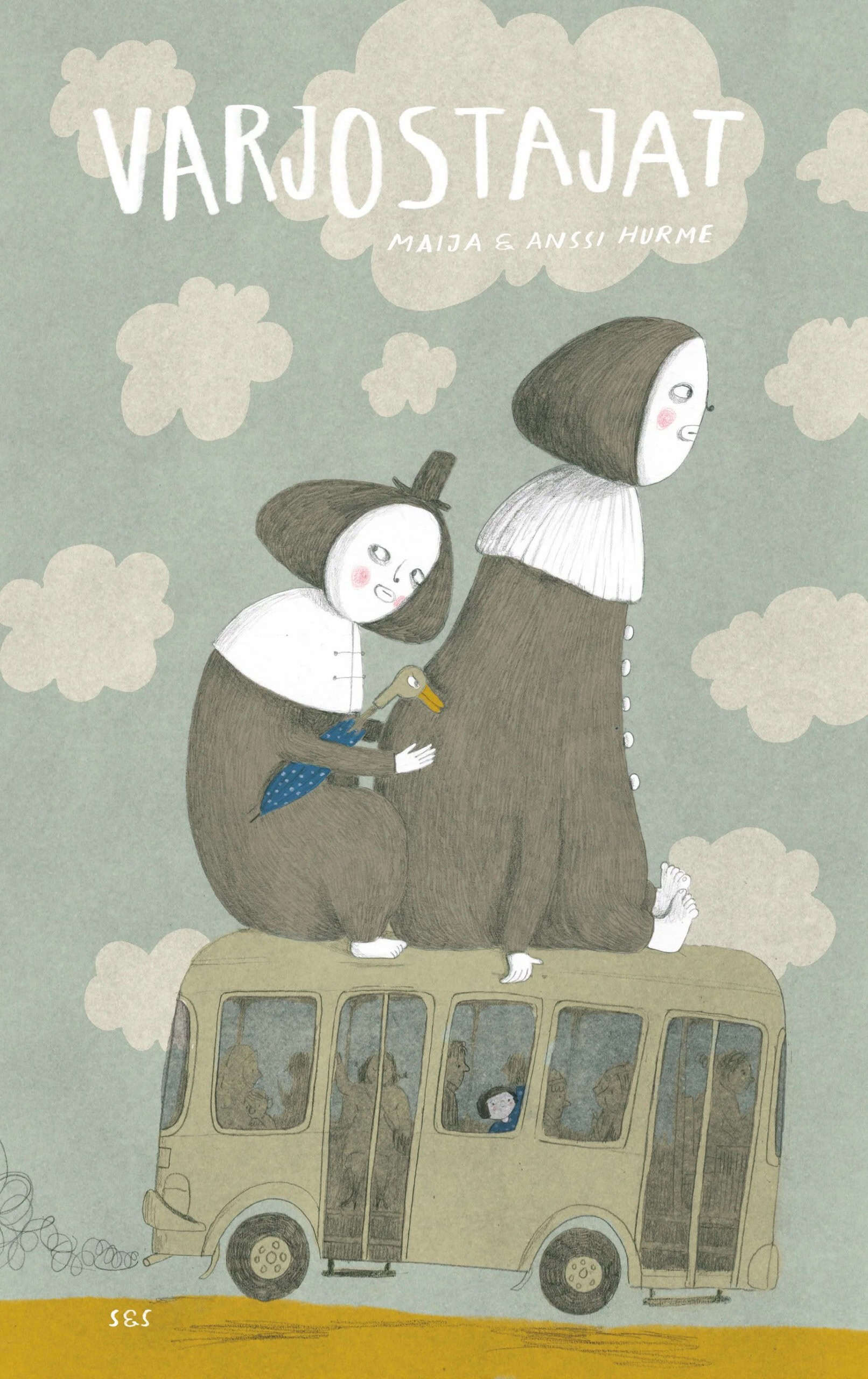 Varjostajat-kirjan piirroskannessa kaksi valtavaa pitkiin mustiin kaapuihin pukeutunutta synkän klovnin näköistä ihmishahmoa istuu pienen bussin katolla. Bussin matkustajista erottuu pieni lapsi.