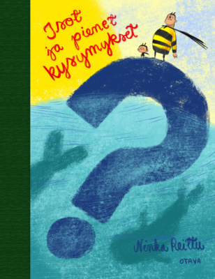 Isot ja pienet -kysymykset -kirjan kannessa Iso ja Pieni seisovat suuren kysymysmerkin päällä. Kysymysmerkki kelluu vedessä, jossa näkyy valaiden hahmoja.