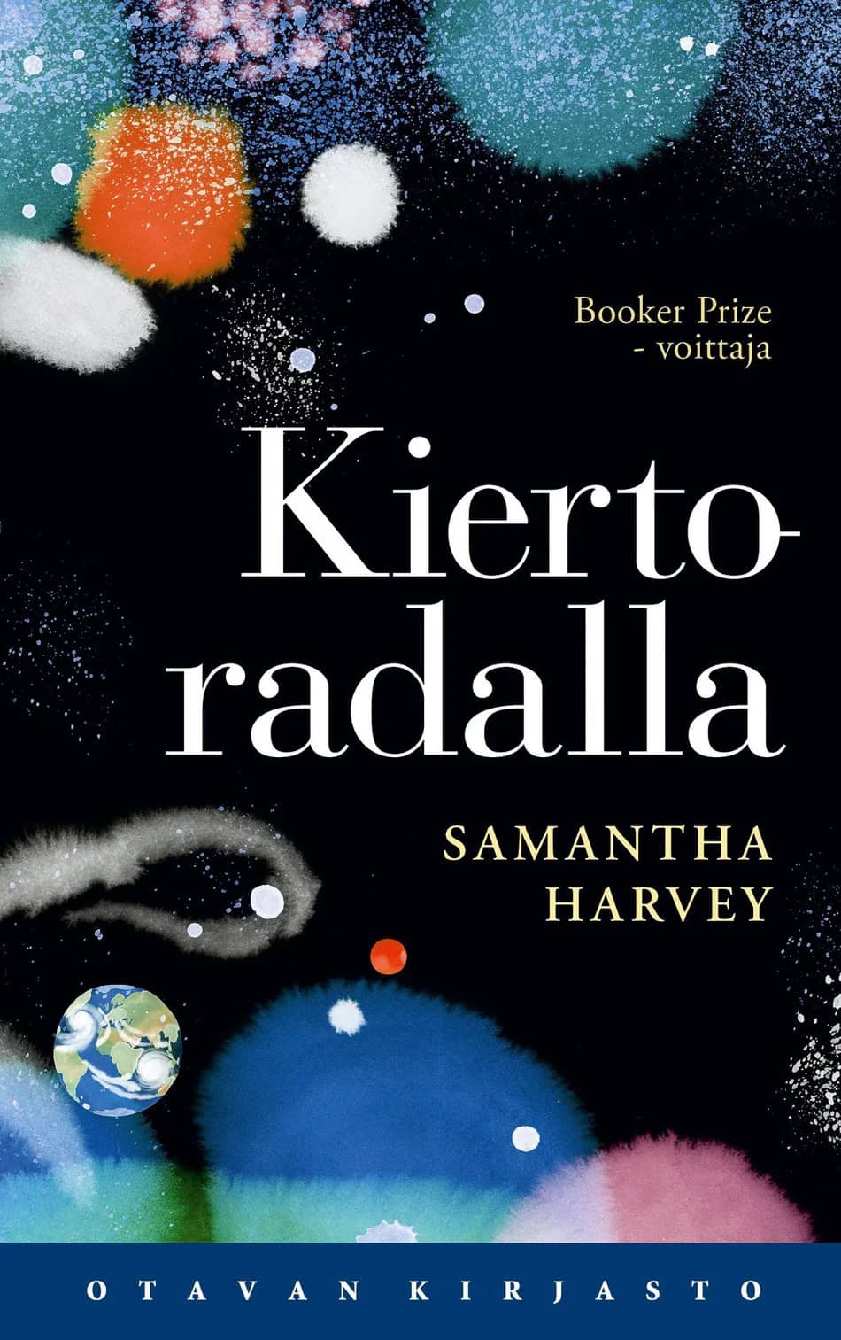 Kiertoradalla-kirjan kannessa on avaruusnäkymiä: maapallo kellumassa tyhjyyden keskellä ja erilaisia epämääräisiä väriläiskiä.