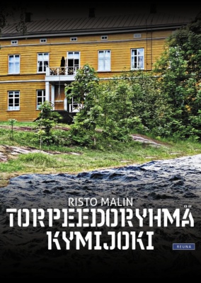 Torpeedoryhmä Kymijoki -kirjan kannessa on taustalla Anjalan kartano, jonka parvekkeelle on piirretty ihmisen siluetti, ja etualalla on joki.