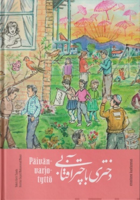 Päivänvarjotyttö-kirjan kannessa tyttö katselee talon ikkunasta ulos keväiselle pihalle, jossa on leikkiviä lapsia, miehiä puuhissaan ja taivaalta sataa vaaleanpunaisia päivänvarjoja.