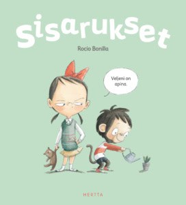 Sisarukset-kirjan kannessa on isosisko, joka sanoo "Veljeni on apina". Apinan näköinen veli kastelee pientä ruukkukasvia kastelukannulla.
