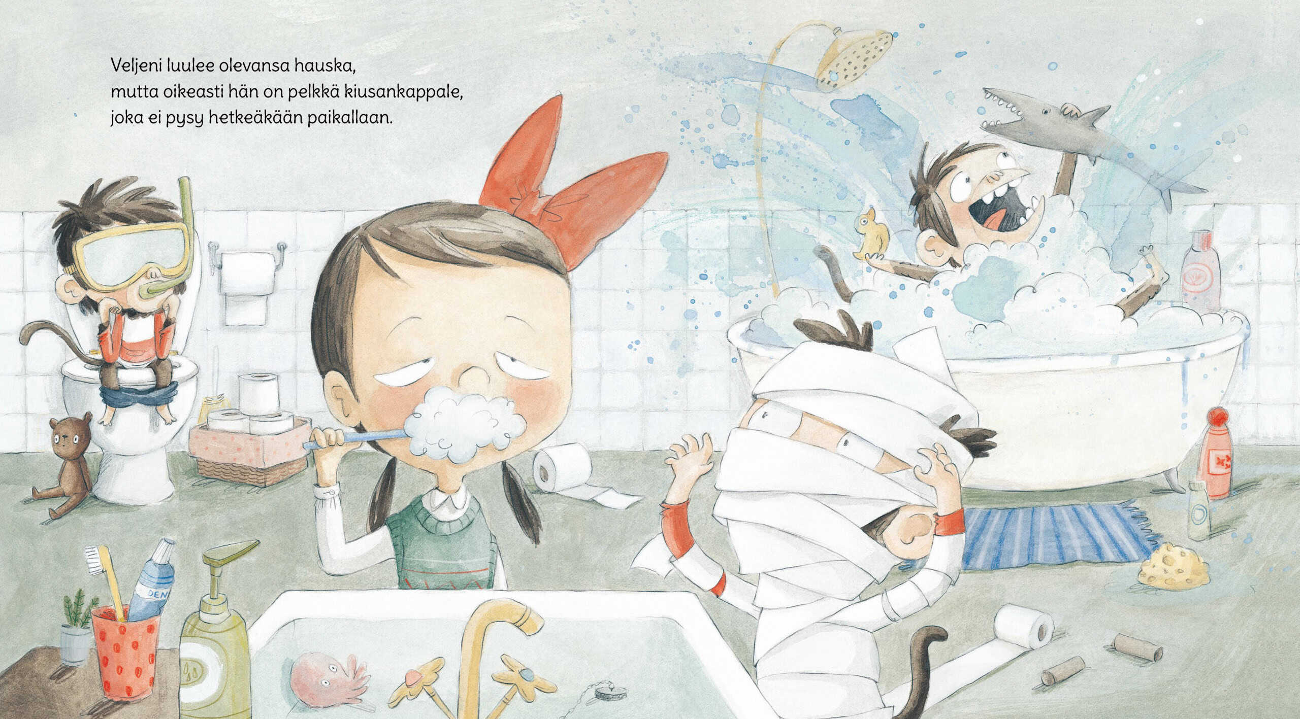 Isosisko pesee hampaitaan lavuaarin äärellä tympääntyneen näköisenä. Apinapikkuveli istuu pöntöllä pissalla sukelluslaseissa ja snorkkeli suussa, pelottelee siskoaan vessapaperimuumioksi kääriytyneenä ja riehuu kylpyammeessa kumiankan ja leluhain kanssa.