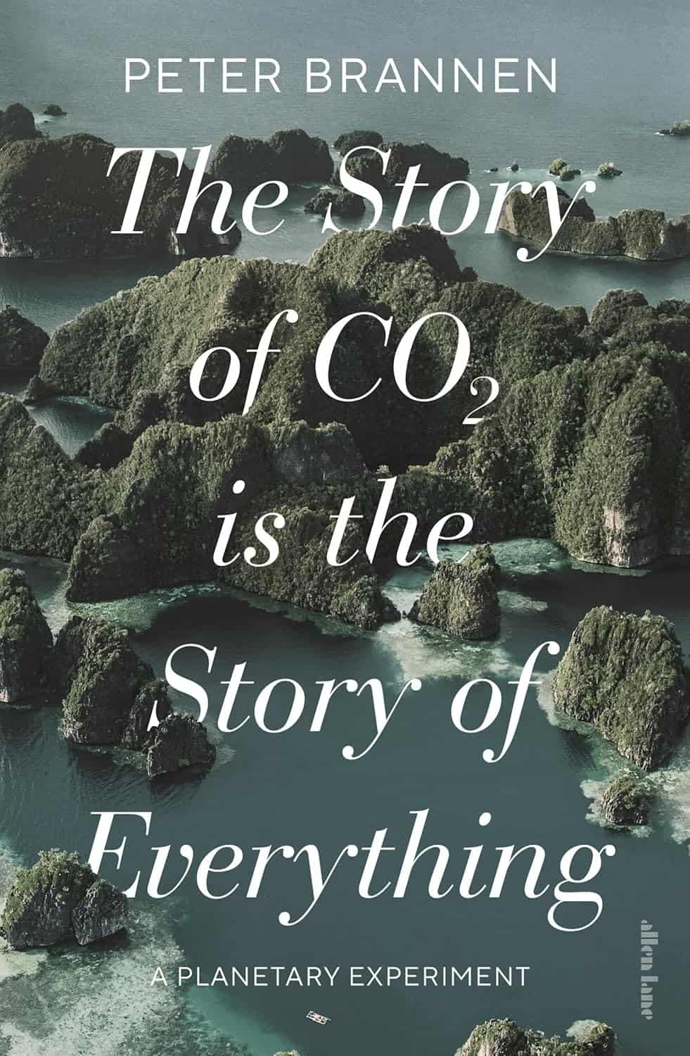 The Story of CO₂ is the Story of Everything -kirjan kannessa on valokuva kallioisista ja kasvillisuuden peittämistä saarista, jotka nousevat merestä.
