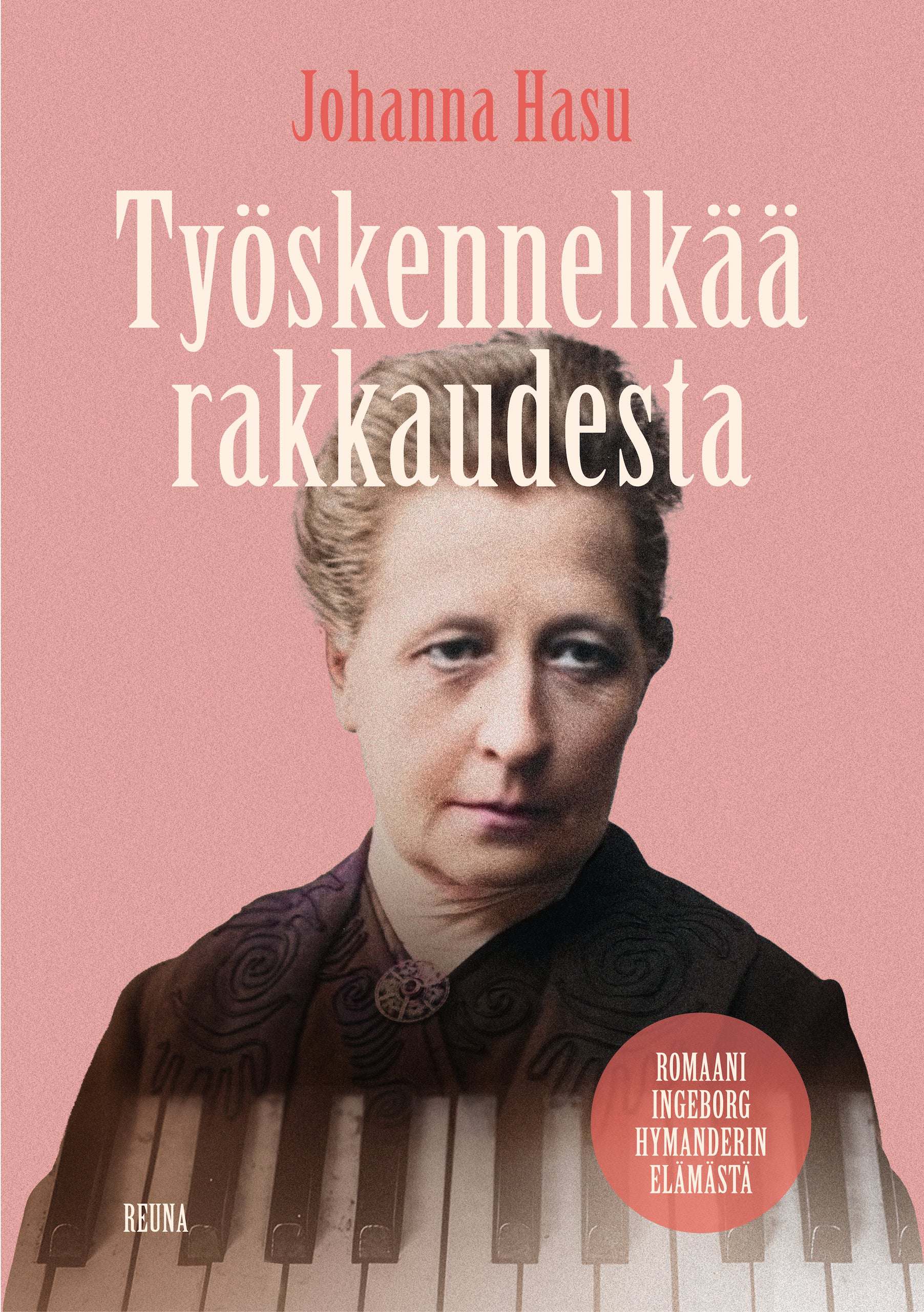 Työskennelkää rakkaudesta -kirjan kannessa on valokuva Ingeborg Hymanderista. Kuvan alareuna liukuu pianon koskettimistoksi.