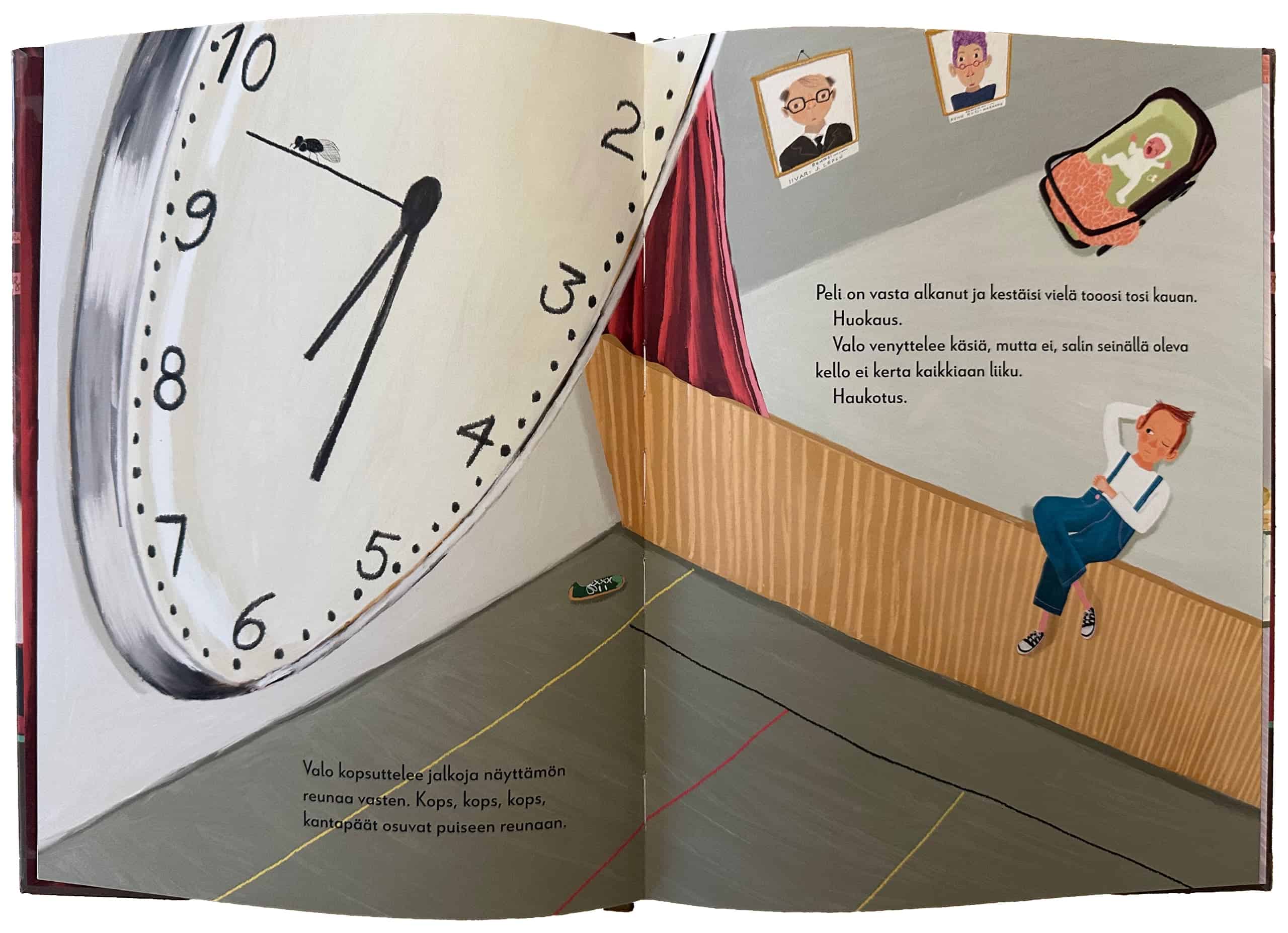 Aukeamalla on kuvattu koulun jumppasalia ja näyttämöä ylhäältä päin katonrajasta. Vasemmalla sivulla on iso kellotaulu, oikealla Valo istuskelemassa näyttämön reunalla.