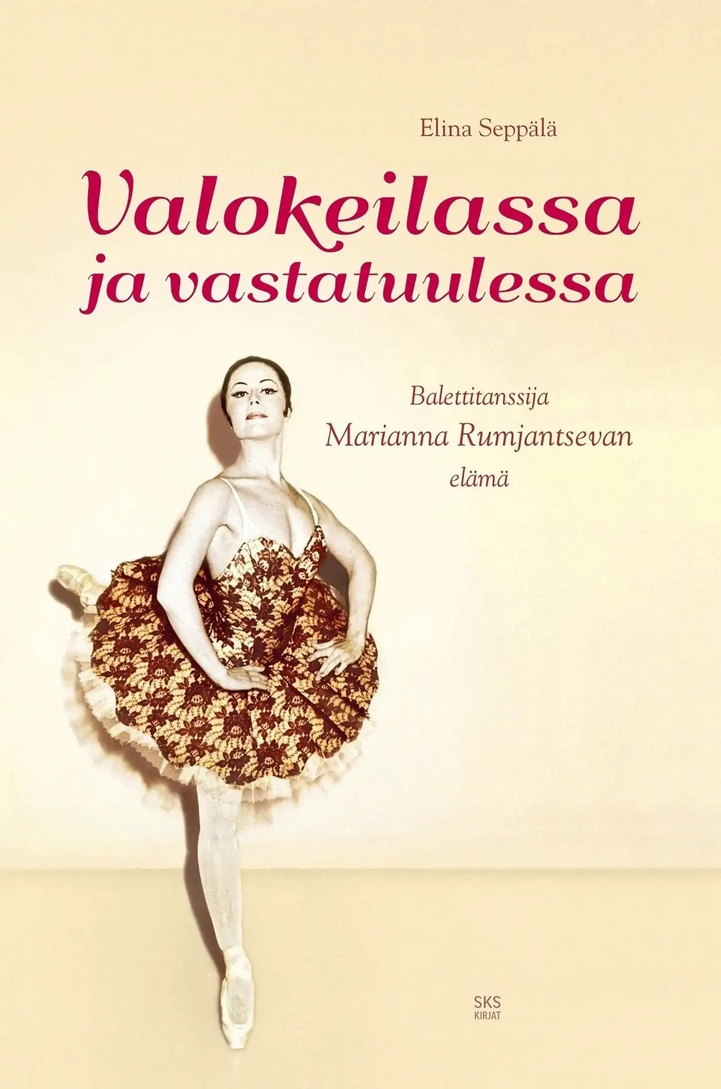 Valokeilassa ja vastatuulessa -kirjan kannessa on valokuva Rumjantsevasta tanssimassa balettia.