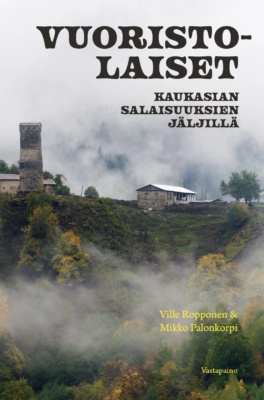 Vuoristolaiset-kirjan kannessa on sumuinen vuoristonrinne, jossa on talo ja kivinen torni.