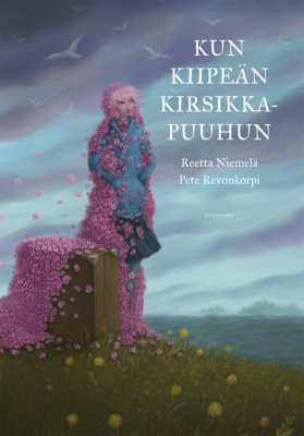 Kun kiipeän kirsikkapuuhun -kirjan kannessa on nuori nainen istumassa matkalaukun päällä. Nainen ja laukku ovat isolta osin peittyneitä vaaleanpunaisiin kirsikankukkiin.