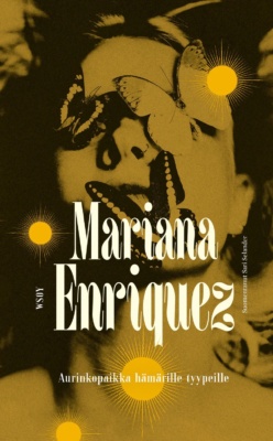 Aurinkopaikka hämärille tyypeille -kirjan kannessa on mustavalkoinen, kullankeltaiseksi sävytetty kuva naisesta hartioista ylöspäin. Naisen kasvoja peittää kolme perhosta.