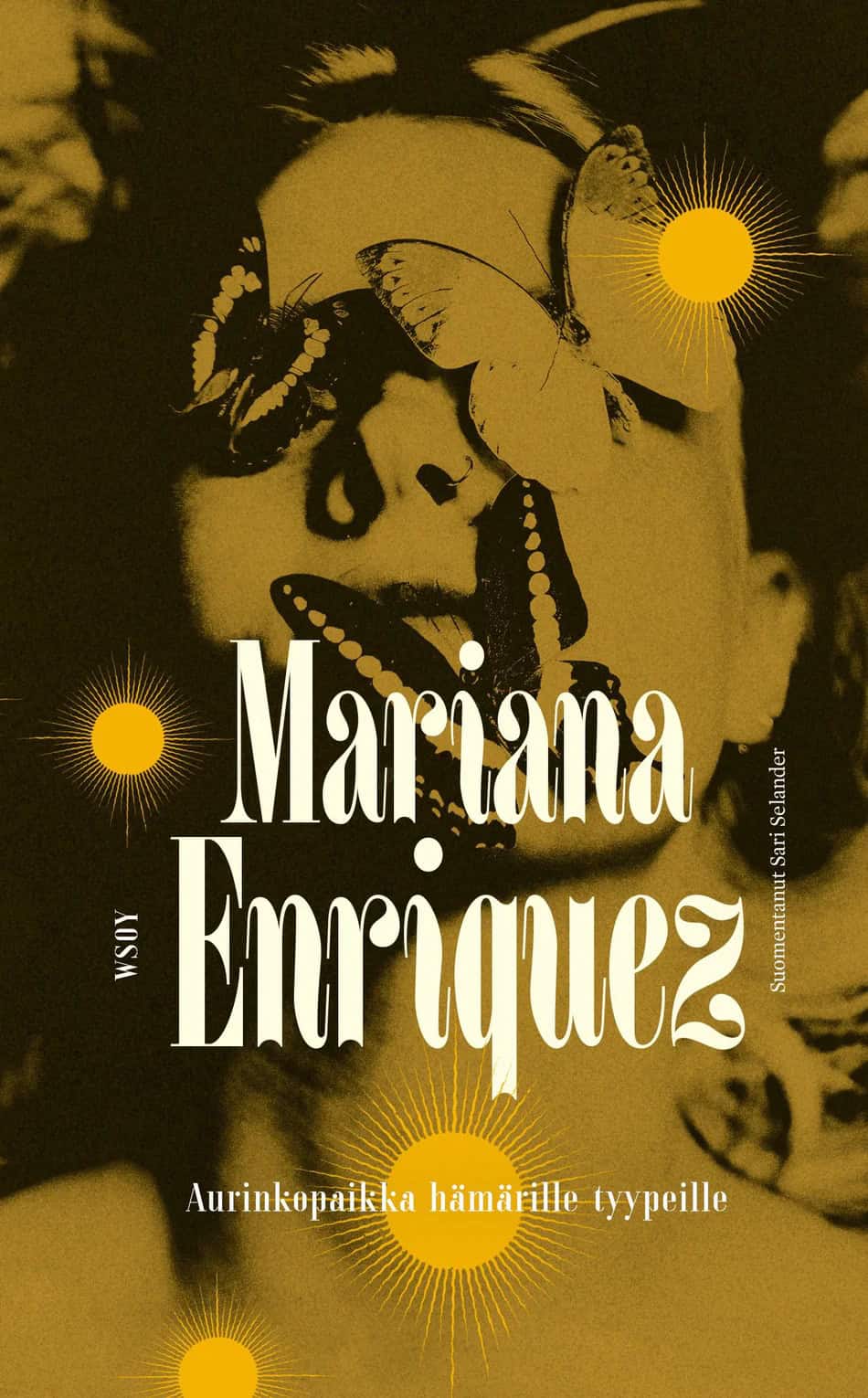 Aurinkopaikka hämärille tyypeille -kirjan kannessa on mustavalkoinen, kullankeltaiseksi sävytetty kuva naisesta hartioista ylöspäin. Naisen kasvoja peittää kolme perhosta.