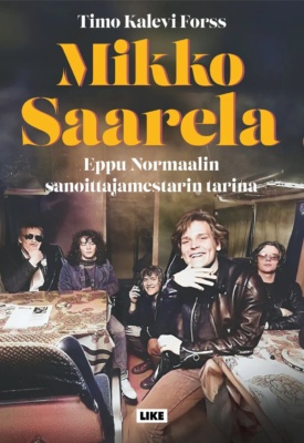 Mikko Saarela -kirjan kannessa on valokuva Eppu Normaalista keikkabussin kyydissä, etualalla nahkatakkiin pukeutunut Mikko Saarela.
