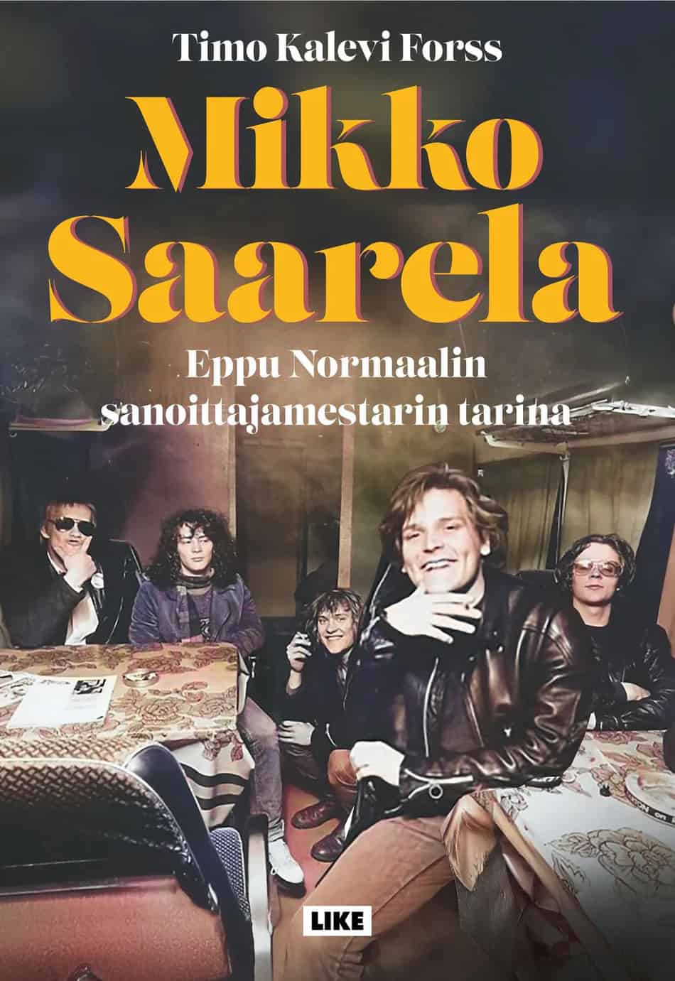 Mikko Saarela -kirjan kannessa on valokuva Eppu Normaalista keikkabussin kyydissä, etualalla nahkatakkiin pukeutunut Mikko Saarela.