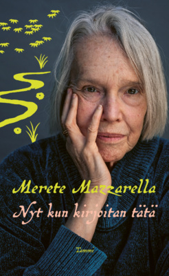 Nyt kun kirjoitan tätä -kirjan kannessa on valokuva Merete Mazzarellasta, joka pitelee kasvojaan kädellään.