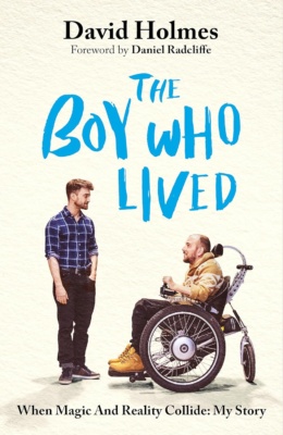 The Boy Who Lived -kirjan kannessa on Daniel Radcliffe ja David Holmes. Miehet ovat vastakkain. Radcliffe seisoo, Holmes istuu pyörätuolissa.
