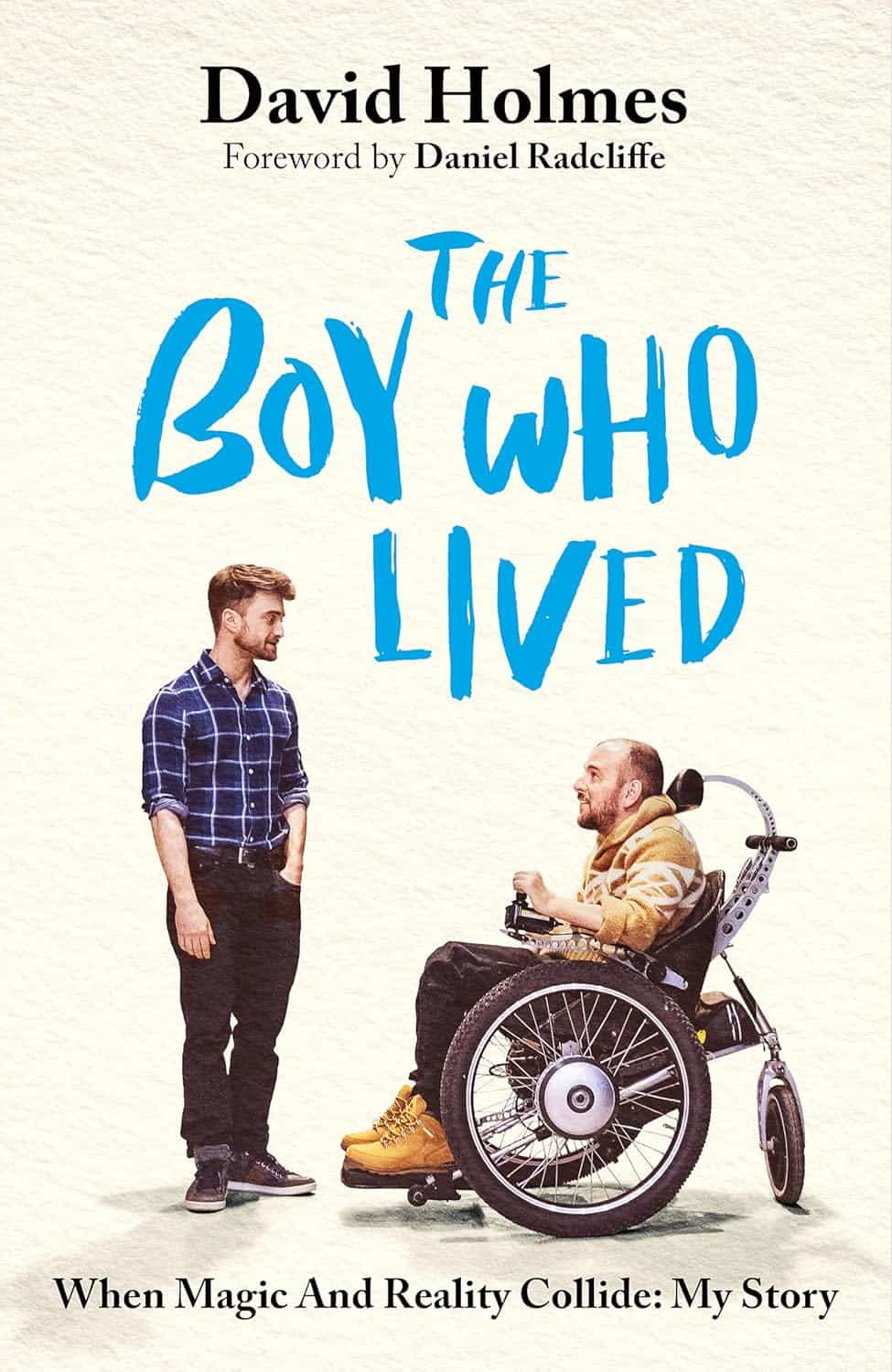 The Boy Who Lived -kirjan kannessa on Daniel Radcliffe ja David Holmes. Miehet ovat vastakkain. Radcliffe seisoo, Holmes istuu pyörätuolissa.