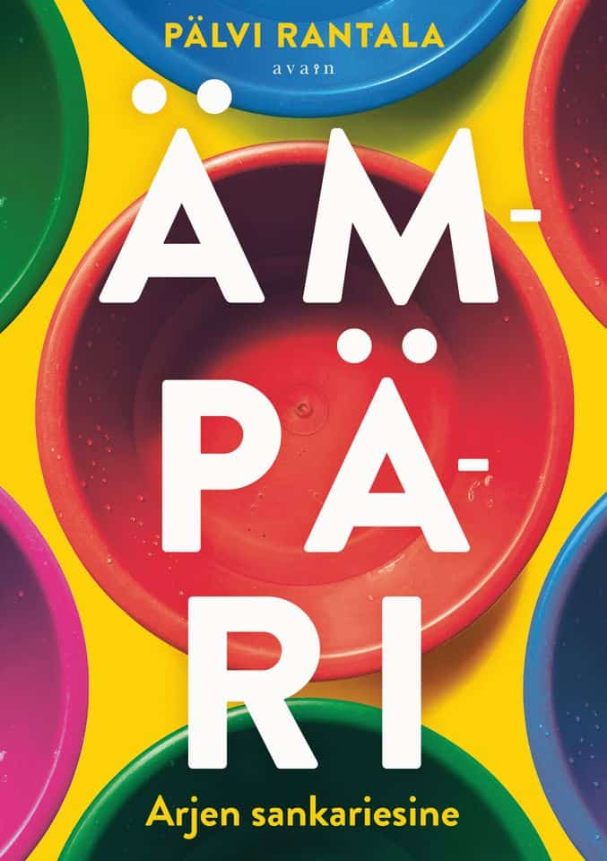 Ämpäri-kirjan kannessa on ylhäältä päin otettu kuva punaisesta ämpäristä keltaisella taustalla, vieressään eri väristen ämpärien reunoja.