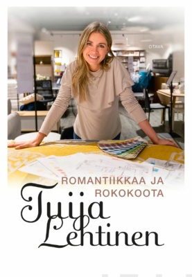 Romantiikkaa ja rokokoota -kirjan kannessa on nuori nainen nojailemassa pöytään, jolla on piirustuksia ja värinäytteitä.