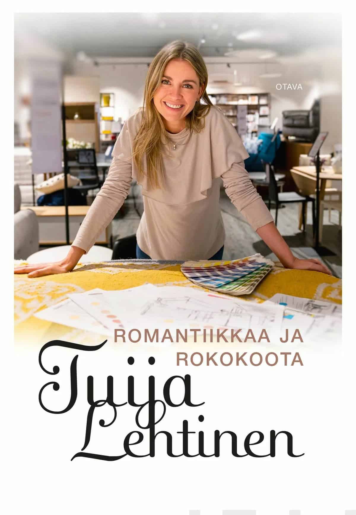 Romantiikkaa ja rokokoota -kirjan kannessa on nuori nainen nojailemassa pöytään, jolla on piirustuksia ja värinäytteitä.