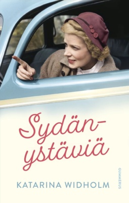 Sydänystäviä-kirjan kannessa on kuva 1940-luvun tyyliin pukeutuneesta naisesta vanhan auton sisällä.