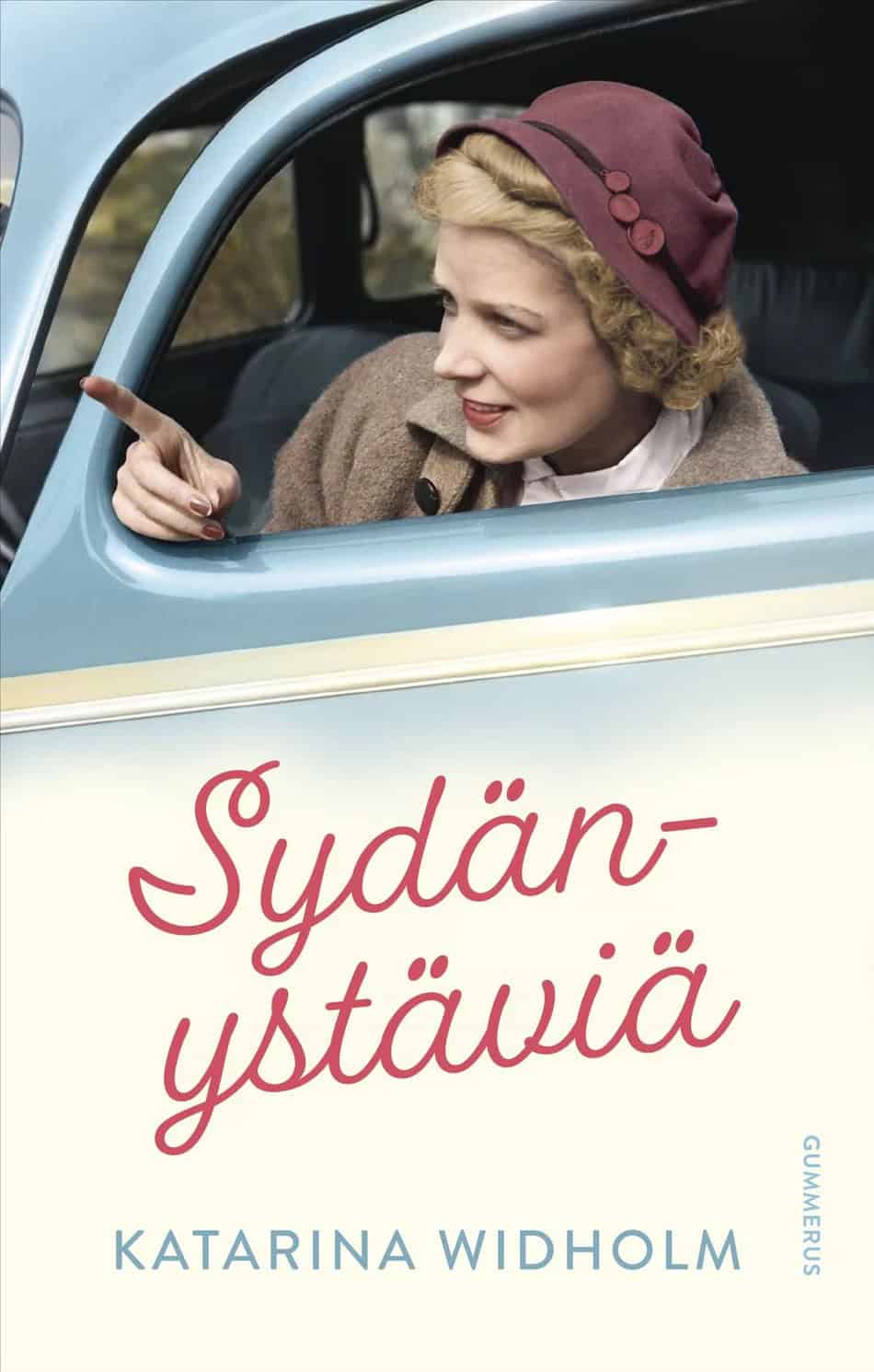 Sydänystäviä-kirjan kannessa on kuva 1940-luvun tyyliin pukeutuneesta naisesta vanhan auton sisällä.