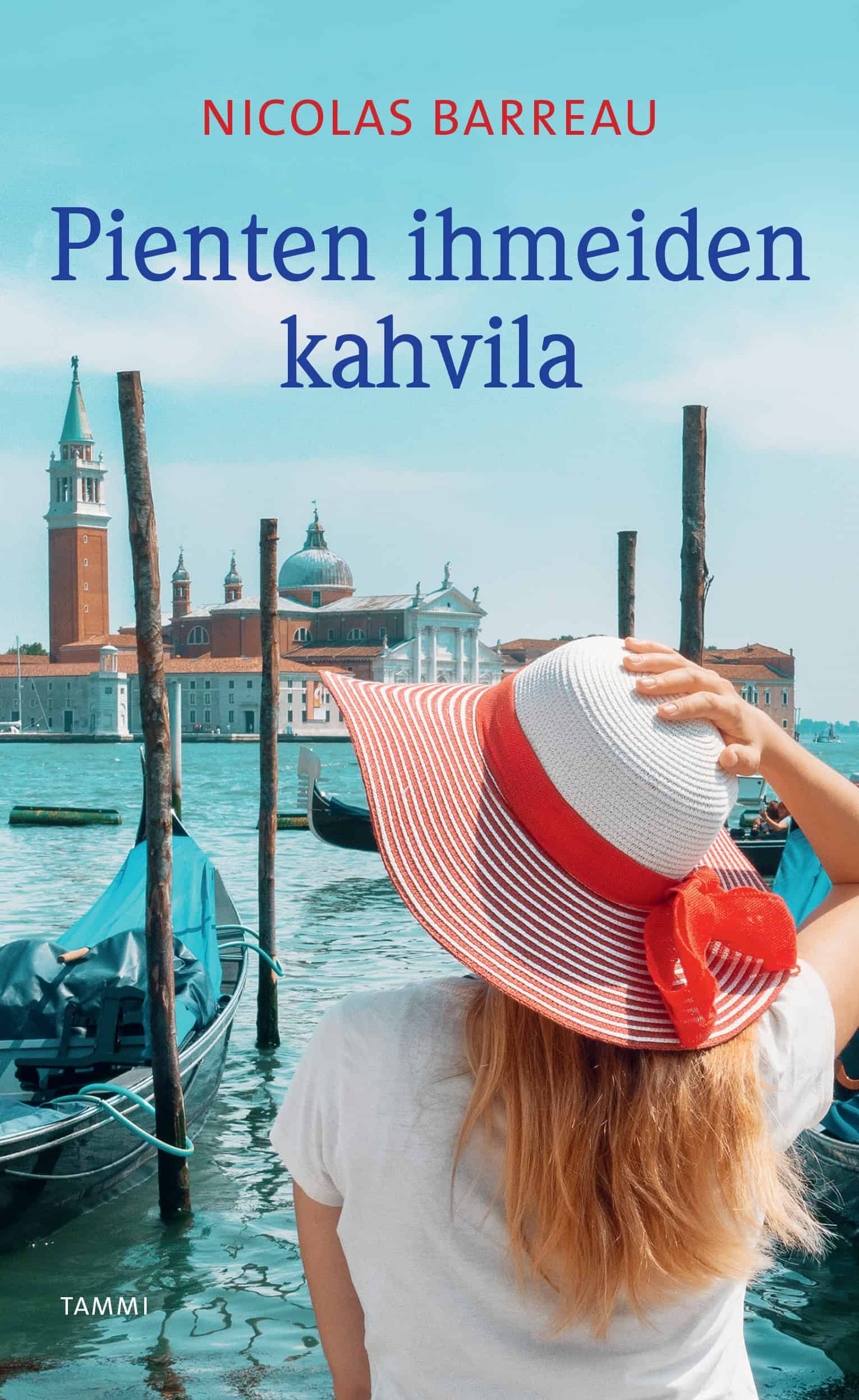 Pienten ihmeiden kahvila -kirjan kannessa on valokuva isoon lierihattuun pukeutuneesta naisesta, joka on selin kuvaajaan. Kuvan taustalla näkyy San Giorgio Maggioren kirkko.