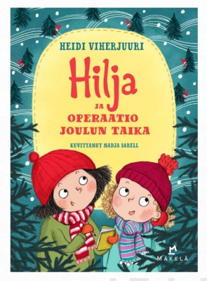 Hilja ja operaatio joulun taika -kirjan kannessa on piirros kahdesta tytöstä punaiset pipot päässä. Toisella tytöllä on käsissään muistikirja ja kynä. Tytöt ovat kuusenoksien keskellä.