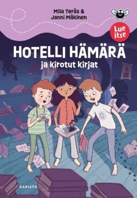 Hotelli Hämärä ja kirotut kirjat -kirjan kannessa on kolme lasta ympärillään hujan hajan olevia kirjoja. Yhdellä lapsista on kädessään avoin kirja, jonka sivulta nousee musta otus ja mustaa savua.