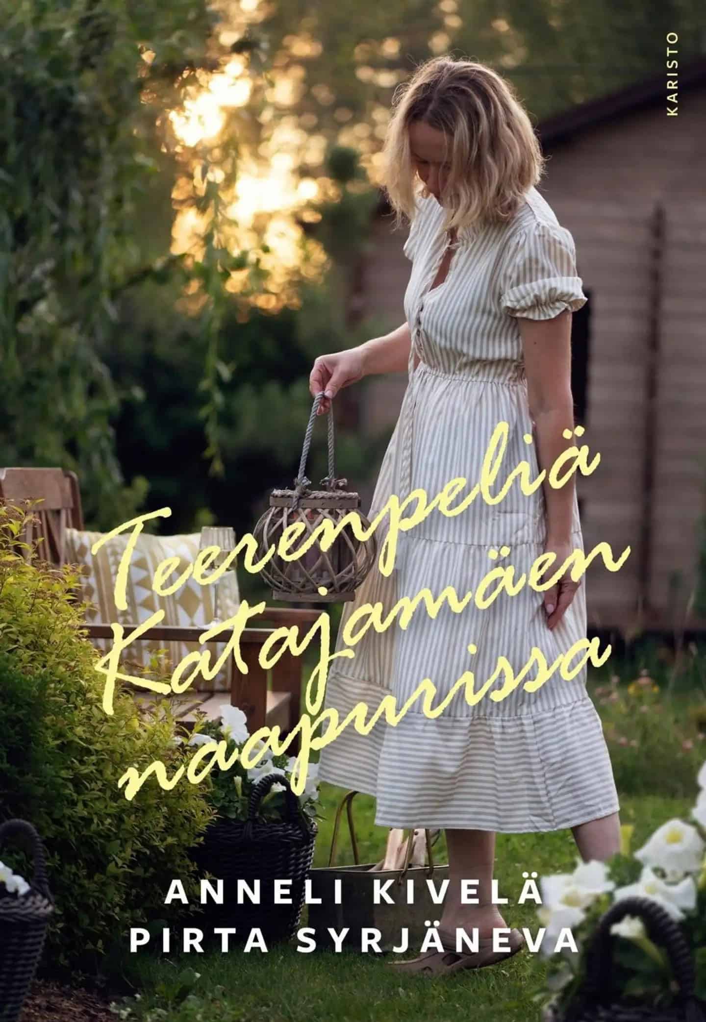 Teerenpeliä Katajamäen naapurissa -kirjan kannessa valkoiseen kesämekkoon pukeutunut paljasjalkainen nainen kantaa pihalla lyhtyä tai amppelia. On kesä ja naisen ympärillä on pihakalusteita ja kukkia. Tunnelma on maalaisromanttinen.