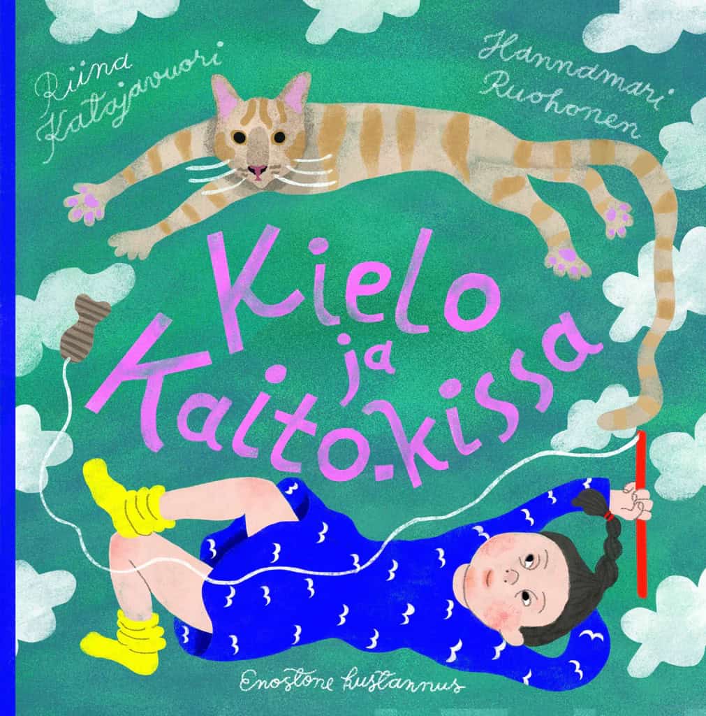 Kielo ja Kaito-kissa -kirjan kannessa Kielo ja kissa loikoilevat. Kielolla on kädessään keppi, jonka päässä on naru ja narun päässä kissaa houkuttava kala.