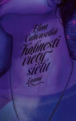 Kolmesti viedyn sielun kannessa on tummanvioletti piirros, joka on lähikuva nuoren ihmisen kaulasta. Kaulassa roikkuu ohut pallomainen ketju. Kirjan nimi on kirjoitettu kaulalle.