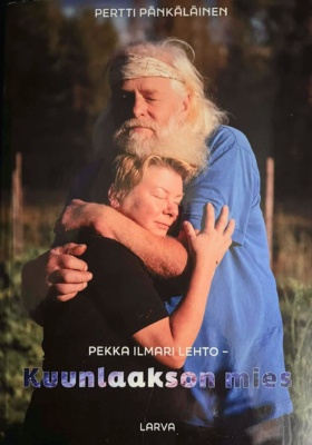 Kuunlaakson mies -kirjan kannessa on valokuva miehestä ja naisesta syleilemässä toisiaan. Mies on selvästi naista pidempi ja hänellä on pitkä valkoinen parta.