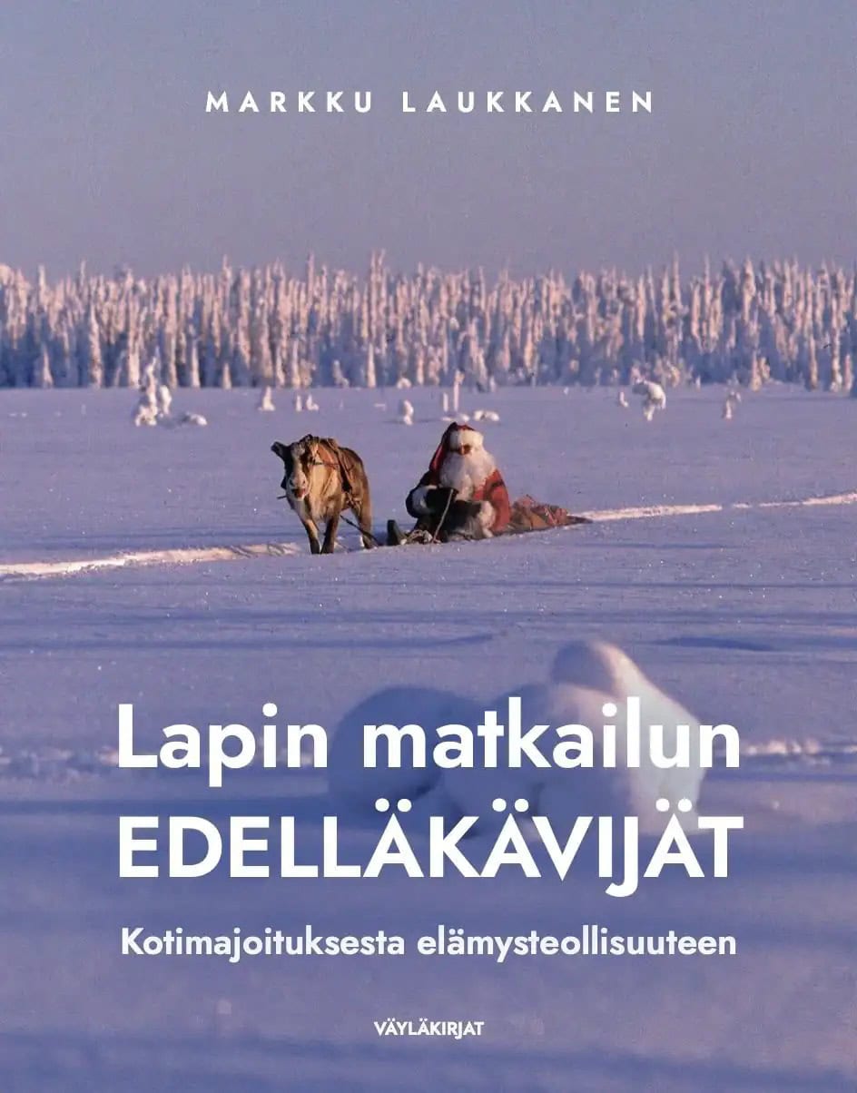 Lapin matkailun edelläkävijät -kirjan kannessa on valokuva, jossa joulupukki kulkee poron vetämällä reellä keskellä lumista aukeaa.