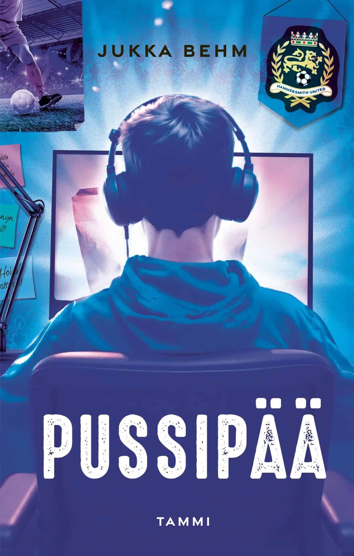 Pussipään kannessa on kuva pojasta istumassa tietokoneen äärellä selkä katsojaan päin, kuulokkeet päässään.