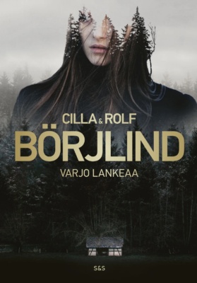 Varjo lankeaa -kirjan kannessa on pieni mökki synkän metsän laidassa. Kannen yläosassa on naisen kuva hartioista ylöspäin. Naisen kasvot näkyvät vain osittain ja puiden latvojen siluetin maskaamana.