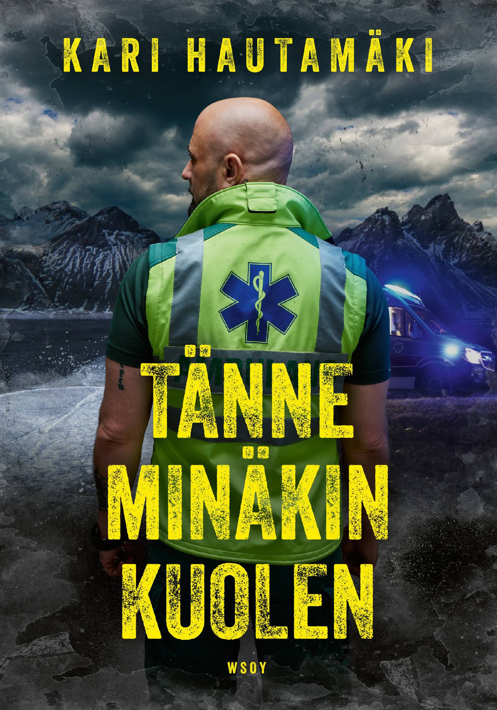 Tänne minäkin kuolen -kirjan kannessa on valokuva selin kameraan seisovasta kaljupäisestä miehestä, jolla on yllään huomioliivit ja niiden selässä elämän tähti -symboli.
