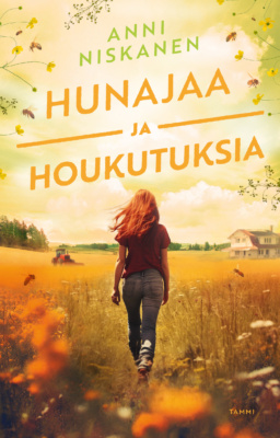 T-paitaan ja farkkuihin pukeutunut nainen kulkee kesäisessä kullankeltaisessa maalaismaisemassa. Kuvassa näkyy kukkaniittyä ja taustalla leikkuupuimuri pellolla ja kaksikerroksinen rakennus.