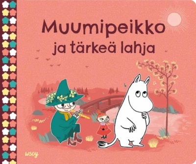 Muumipeikko ja tärkeä lahja -kirjan kannessa on piirros Nuuskamuikkusesta, Pikku Myystä ja Muumipeikosta.