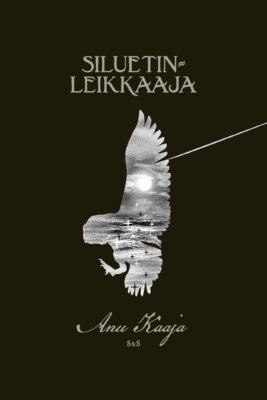 Siluetinleikkaajan kannessa on pöllön siluetti, jonka läpi näkyy mustavalkoinen kuva sädehtivästä kuun valaisemasta merestä.