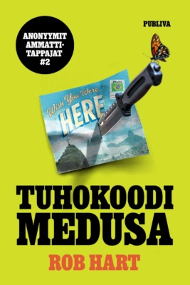 Tuhokoodi Medusa -kirjan kannessa on myrkynvihreällä taustalla Rio de Janeiro -aiheinen postikortti (tekstillä "Wish you were here!"), jota on isketty taisteluveitsellä. Veitsen kahvan päällä istuu perhonen.