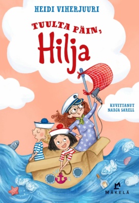Tuulta päin, Hilja -kirjan kannessa kaksi tyttöä ja aikuinen nainen seilaavat pahvilaatikolla meressä. Lapsilla on merimiesasut: raitapaidat ja merimieslakit. Toinen lapsista pitelee ankkuria. Naisella on mekko ja kapteeninlakki ja hän puhaltaa hiustenkuivaimella ilmaa pieneen keittiöpyyhkeestä tehtyyn purjeeseen.