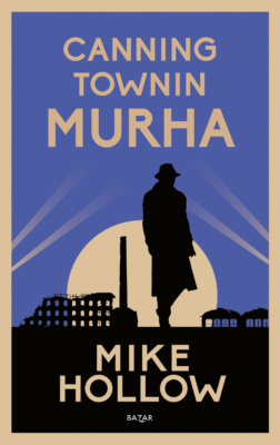 Canning Townin murha -kirjan kannessa on sodanaikaista propagandajulistetta muistuttava piirros hattuun ja pitkään takkiin pukeutuneen miehen siluetista. Miehen takana on vaurioitunut tehdas ja valonheitinten valoja.