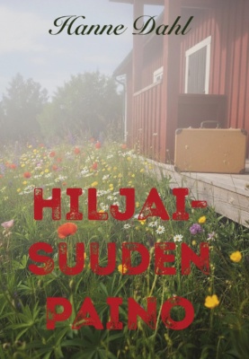 Hiljaisuuden paino -kirjan kannessa on utuinen kuva pienestä punaisesta talosta ja kukkaniitystä sen edustalla.
